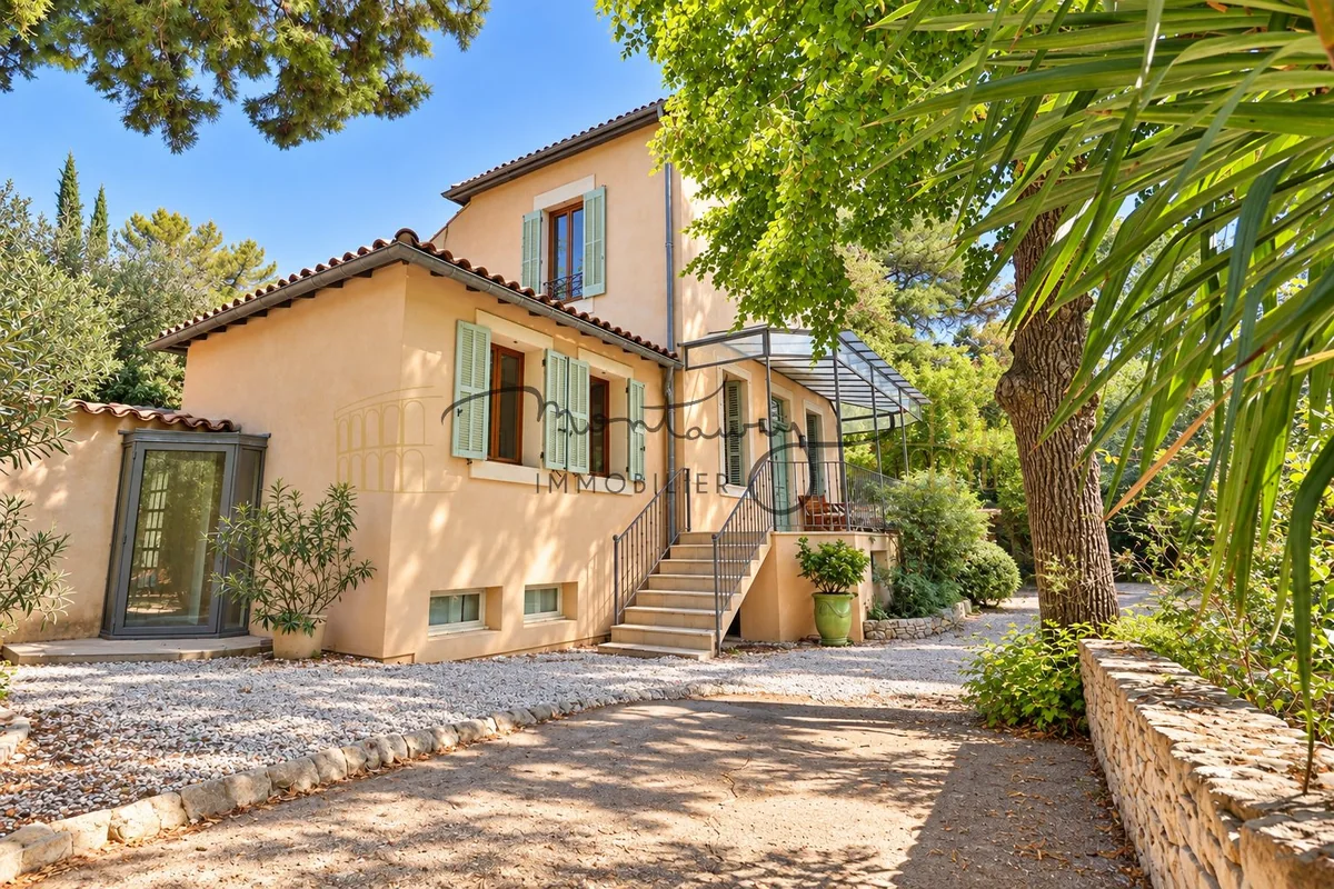 Façade côté jardin de la maison à vendre à Nîmes, secteur Tour Magne